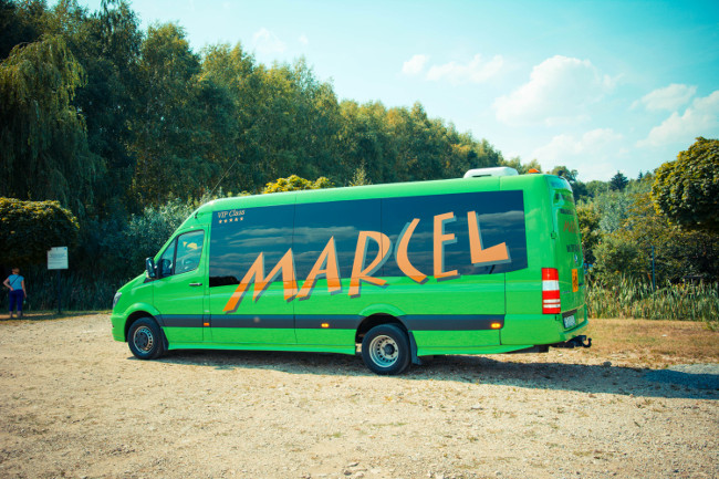 Autokar firmy przewozowej MARCEL