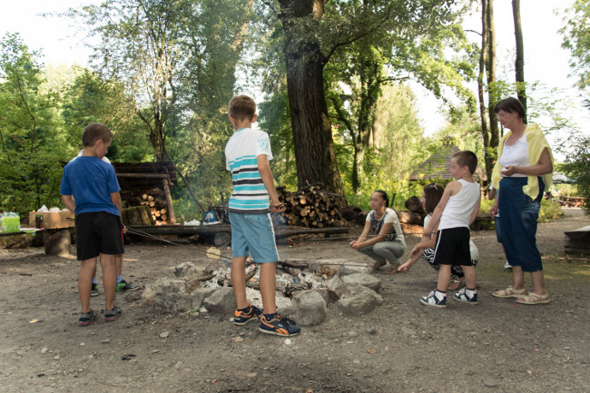 Ognisko i pieczenie kiełbasy w Arboretum w Bolestraszycach