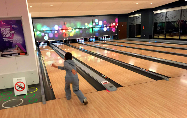 Dzieci w trakcie gry w kręgle