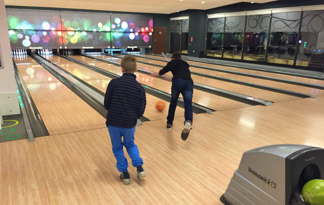 Dzieci podczas gry w kręgle