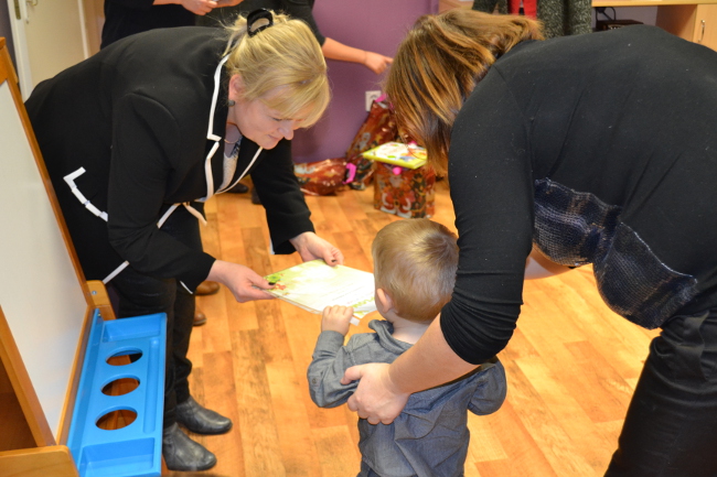 Dyrektor PCPR w Rzeszowie pani Agnieszka Gabrowska wręcza dzieciom upominki