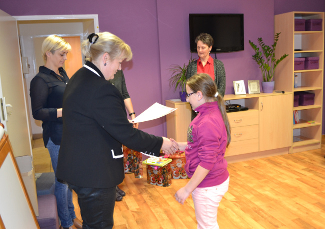 Dyrektor PCPR w Rzeszowie pani Agnieszka Gabrowska wręcza dzieciom upominki
