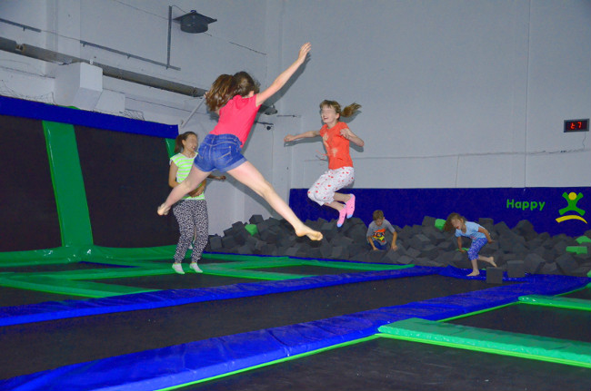 Zabawy dzieci w parku trampolin Happy Jump w Rzeszowie
